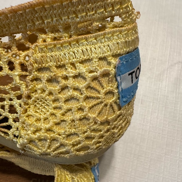 Women’s Summer Ready Yellow Lace TOMS Size 9 Fast Shipping - Picture 5 of 8